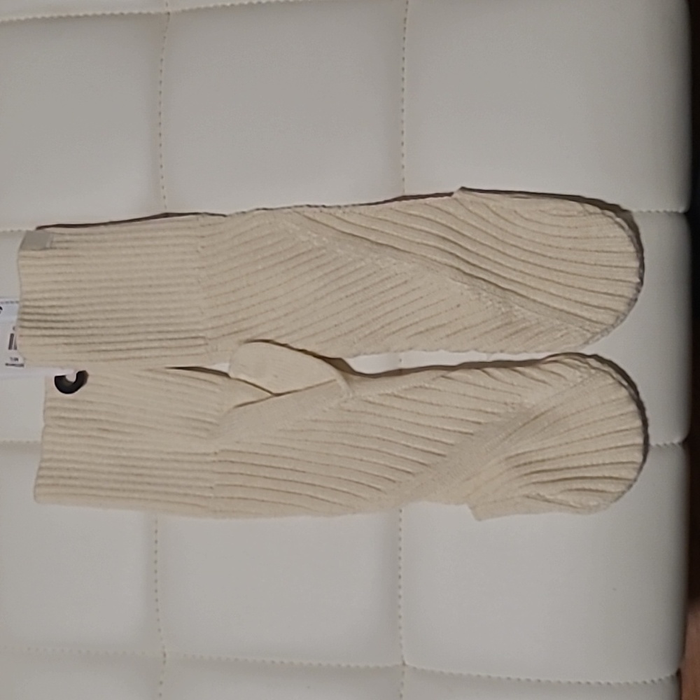 Lululemon Twist Knit Mittens - Picture 2 of 5